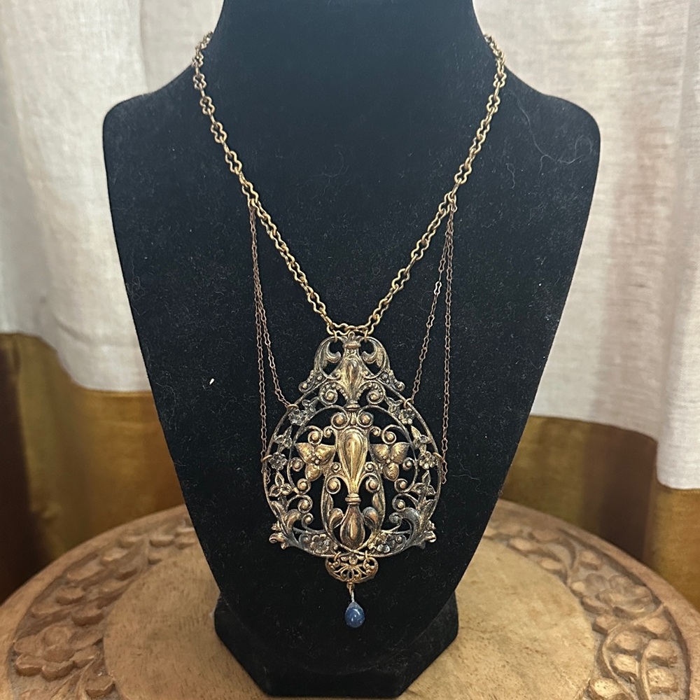 Vintage Elegant Gold Pendant Necklace with Blue Accent